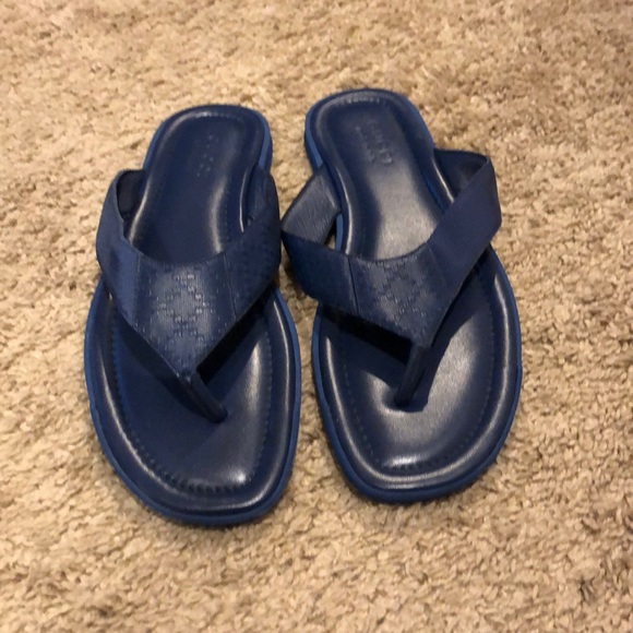 blue gucci flip flops